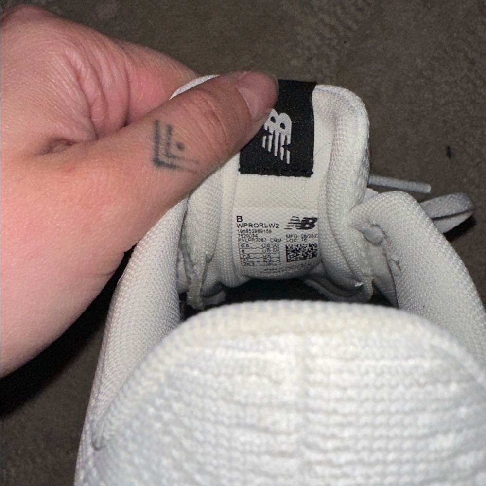 NEW BALANCE RUNNING SHOES - Picture 7 of 8